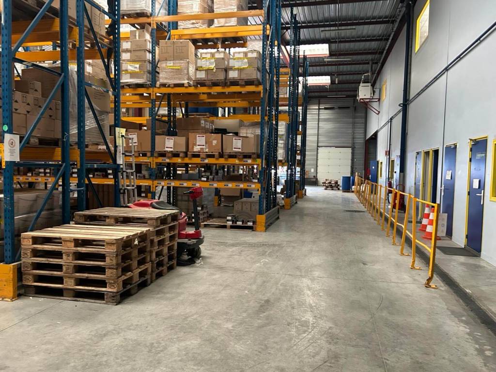 BATIMENT INDUSTRIEL VAL-DE-REUIL de 1800m²